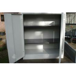 Stalen kast met 2 schappen.