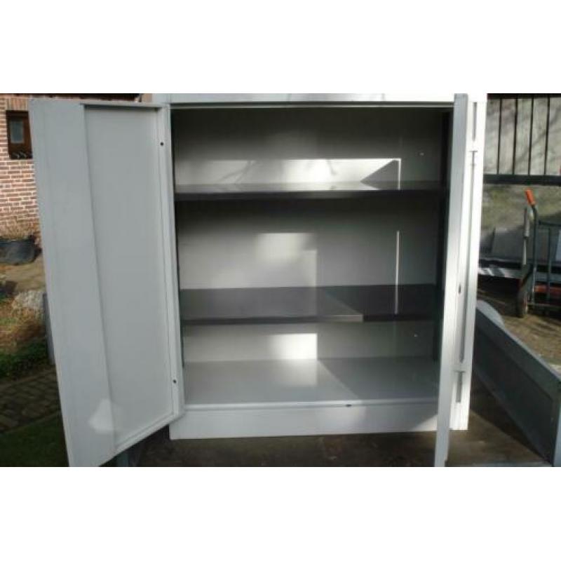 Stalen kast met 2 schappen.