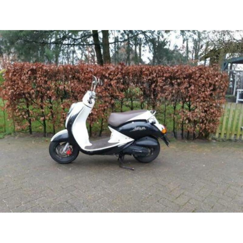 Zeer nette Sym Mio Scooter Te Koop! Geel kenteken