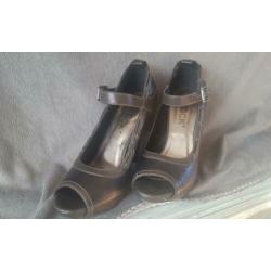 Hoge hakken zwart/donkerbruin-grijs mt. 37 Peeptoe