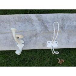 10 Brocante kapstokhaken op een steigerplank