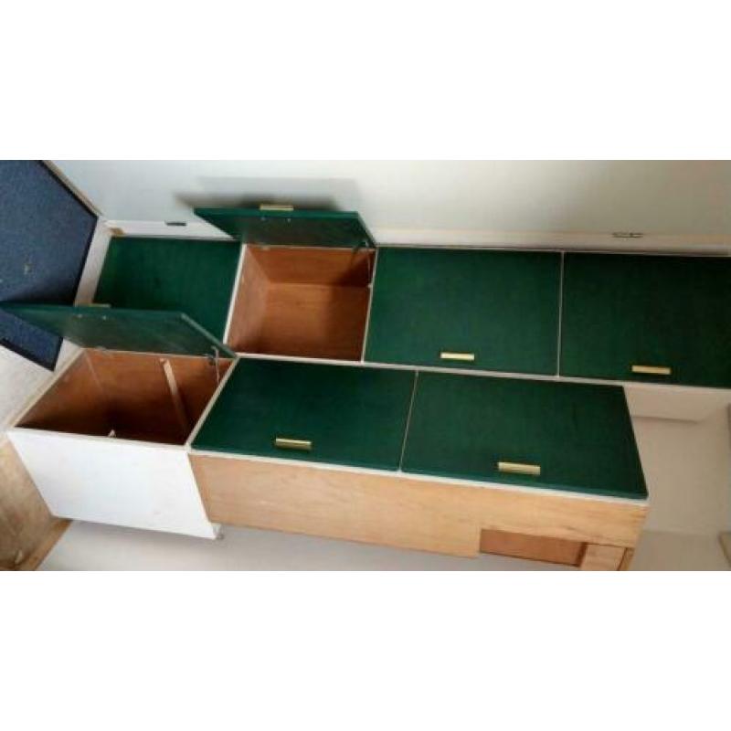 7 wandkasten van hout 2 sets, staand of op te hangen
