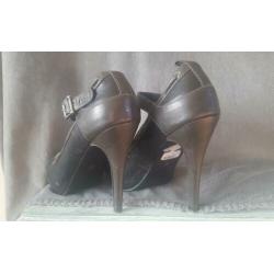 Hoge hakken zwart/donkerbruin-grijs mt. 37 Peeptoe