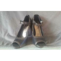 Hoge hakken zwart/donkerbruin-grijs mt. 37 Peeptoe