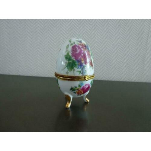 Porselein ei met bloemen gedecoreerd, hoogte 10 cm.