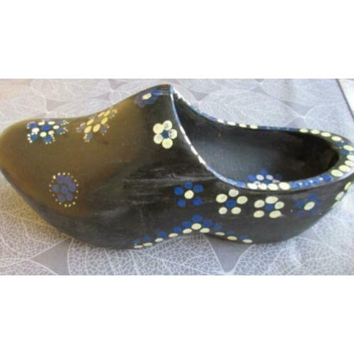 curiosa: grote beschilderde houten klomp