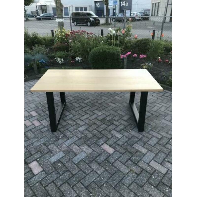 Industriële eiken eettafel