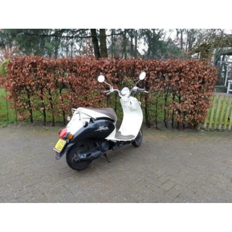 Zeer nette Sym Mio Scooter Te Koop! Geel kenteken