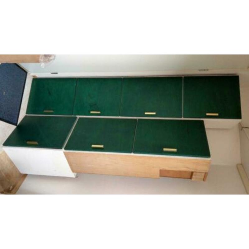 7 wandkasten van hout 2 sets, staand of op te hangen