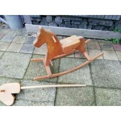 houten hobbelpaard, brocante en vintage.....