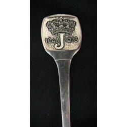 Juliana 1948-1973 25 jr. Tinnen lepel + zilveren theelepel