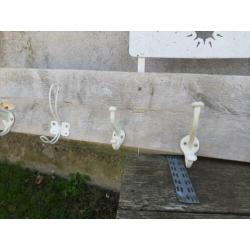 10 Brocante kapstokhaken op een steigerplank