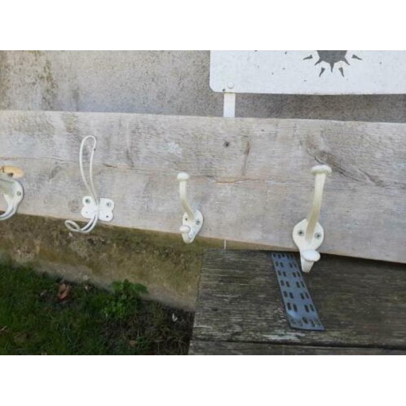 10 Brocante kapstokhaken op een steigerplank