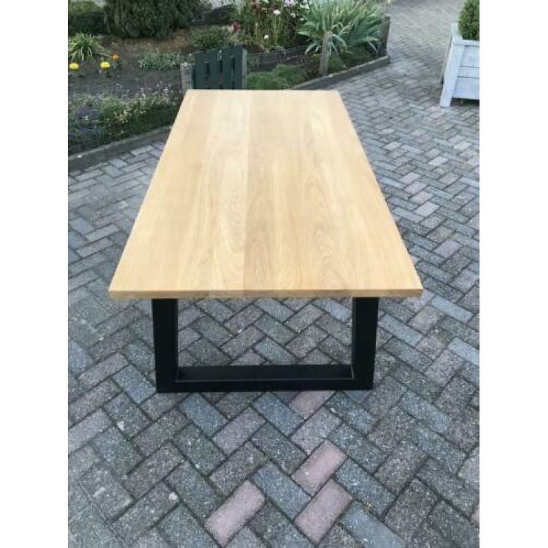 Industriële eiken eettafel
