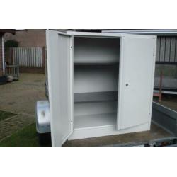Stalen kast met 2 schappen.