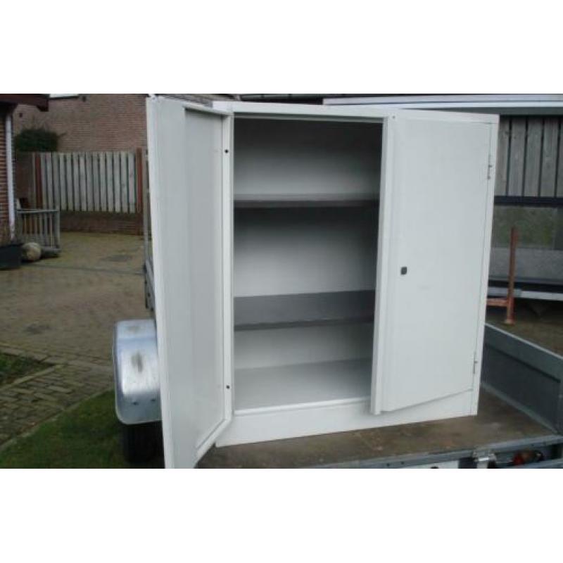 Stalen kast met 2 schappen.
