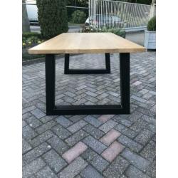 Industriële eiken eettafel