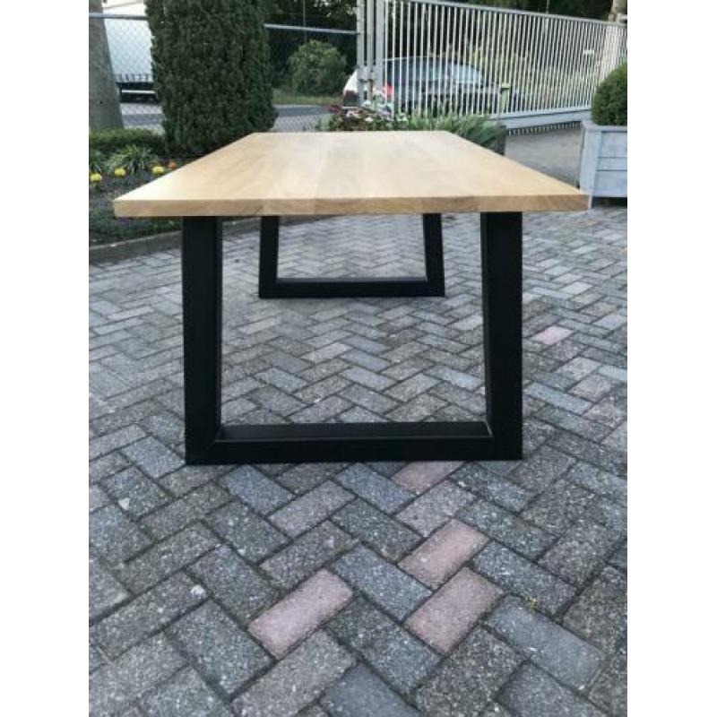 Industriële eiken eettafel