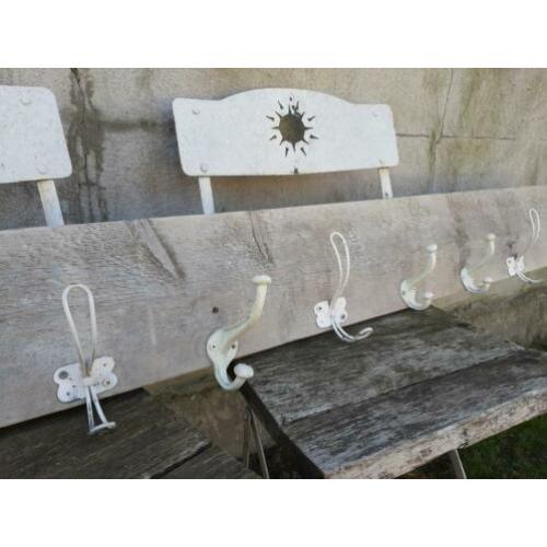 10 Brocante kapstokhaken op een steigerplank