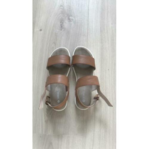Bruine sandalen maat 39