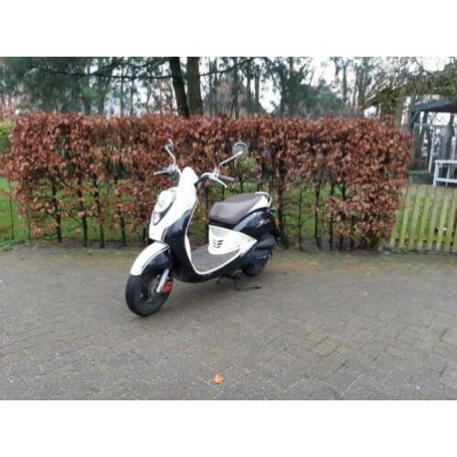 Zeer nette Sym Mio Scooter Te Koop! Geel kenteken