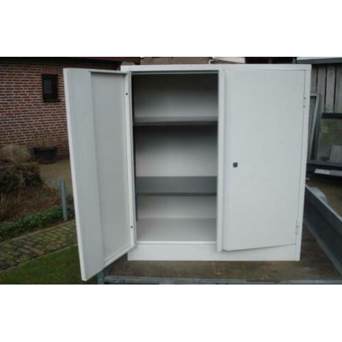 Stalen kast met 2 schappen.