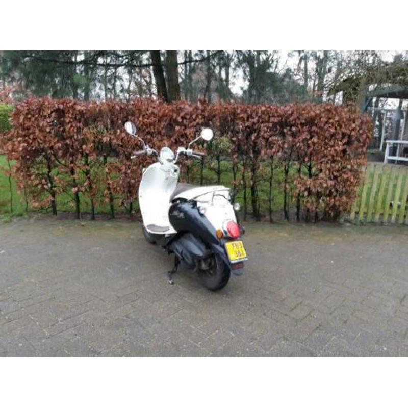 Zeer nette Sym Mio Scooter Te Koop! Geel kenteken
