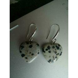 Dalmation jasper harten oorbellen