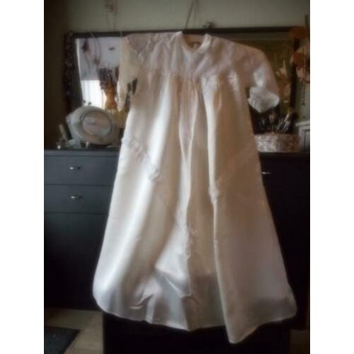 Brocant oud wit doopjurkje met mutsje en doopsprei