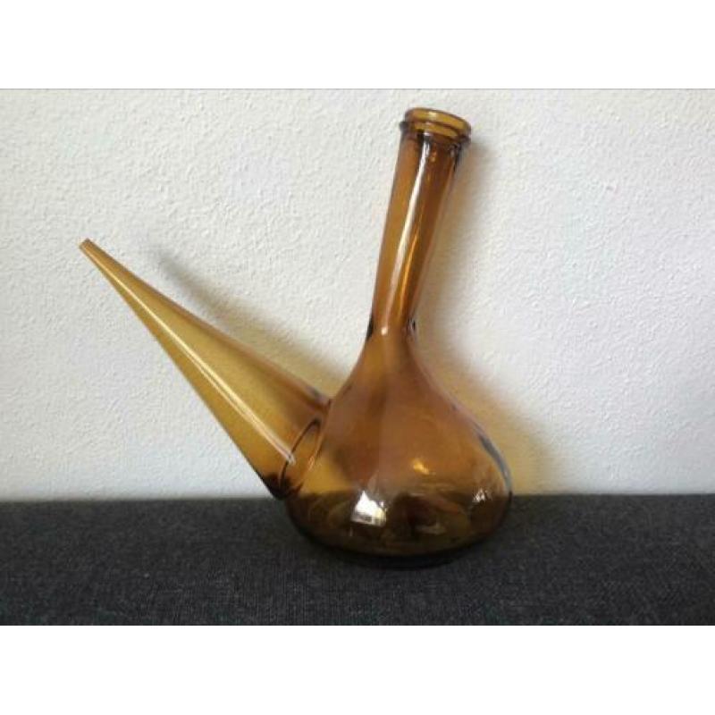 Spaanse wijnkaraf (Porron) van bruin handgeblazen glas