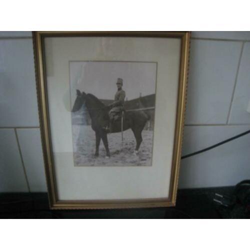Oude foto in lijst- officier te paard- kma terrein breda