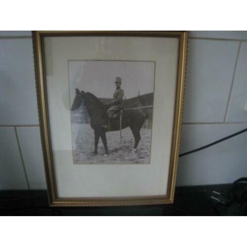 Oude foto in lijst- officier te paard- kma terrein breda