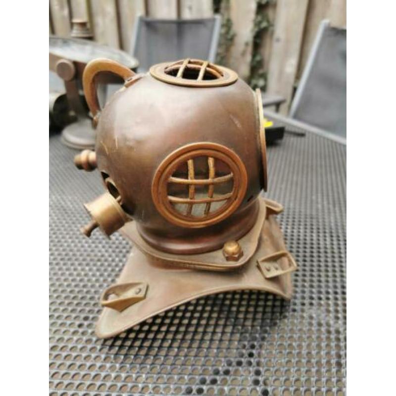 kleine koperen helm.