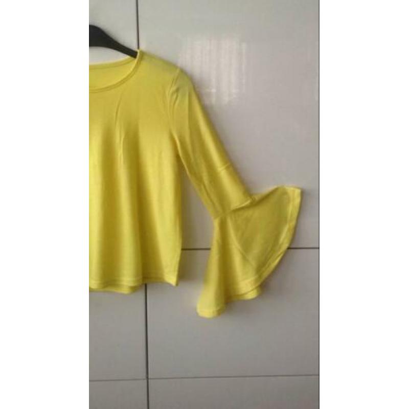 Gele top met trompet mouw, mt:S