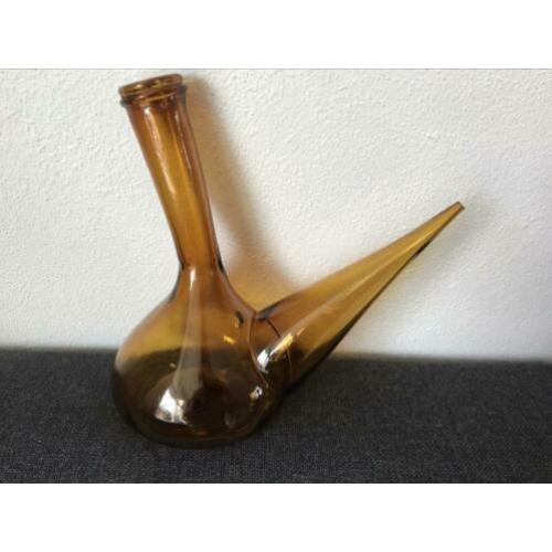 Spaanse wijnkaraf (Porron) van bruin handgeblazen glas