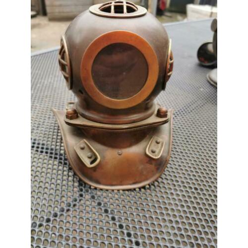 kleine koperen helm.