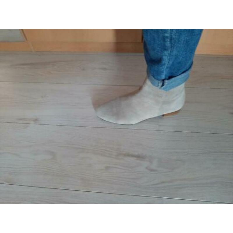 Beige kort suede laarsje maat 41