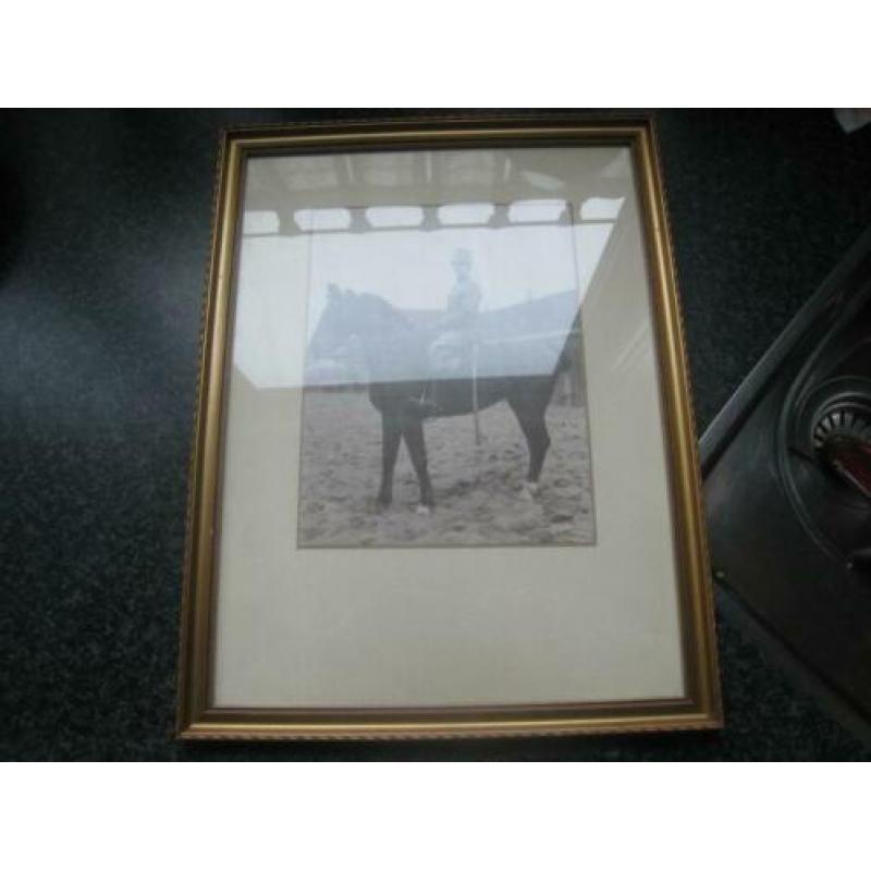 Oude foto in lijst- officier te paard- kma terrein breda