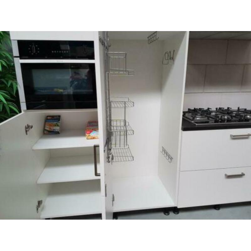 Stuntprijs Showroomkeuken, Keuken magnolia, keramiek blad
