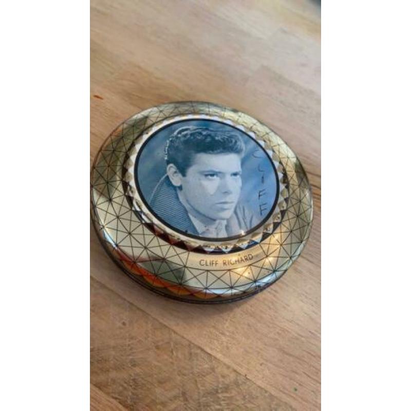 Kwatta Cliff Richard rond pastilleblik uit Breda