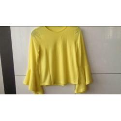 Gele top met trompet mouw, mt:S