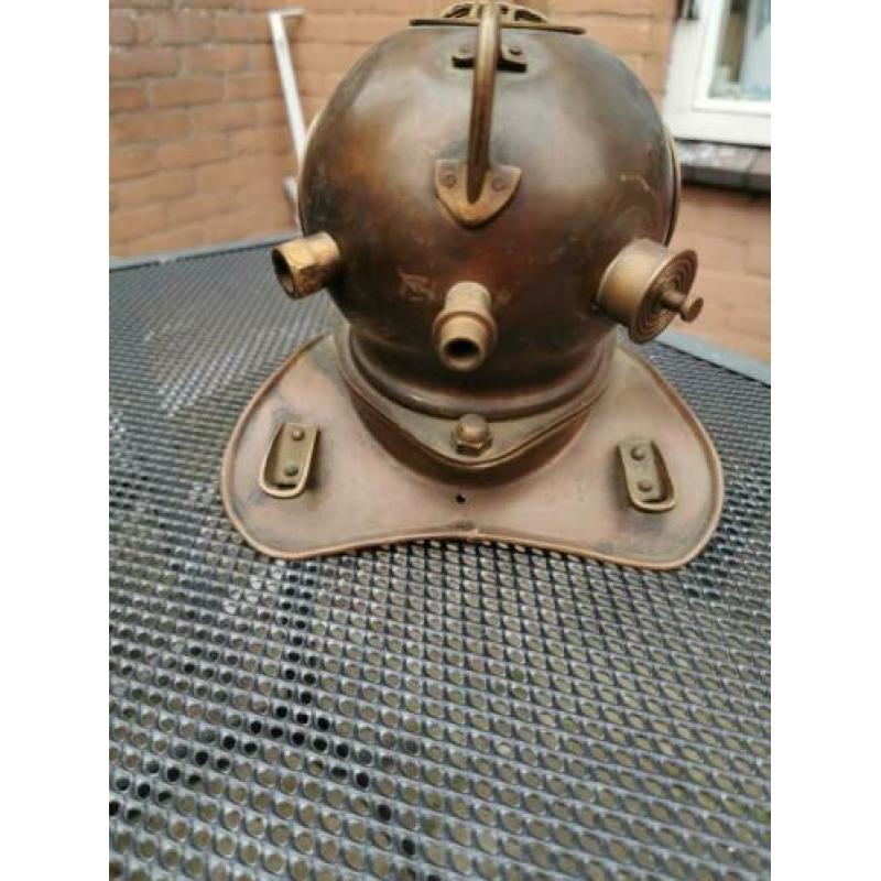 kleine koperen helm.