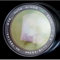 Minolta xg-1 met 2 lenzen en metz flitser in tas