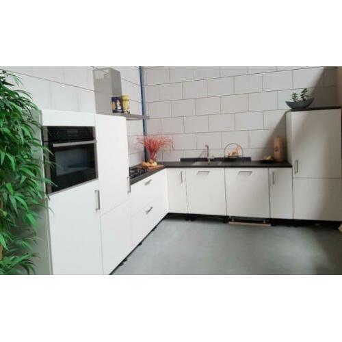 Stuntprijs Showroomkeuken, Keuken magnolia, keramiek blad