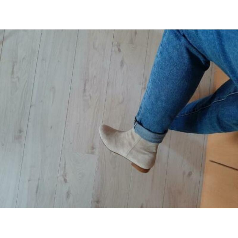 Beige kort suede laarsje maat 41