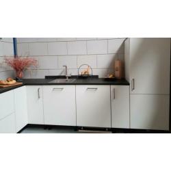 Stuntprijs Showroomkeuken, Keuken magnolia, keramiek blad