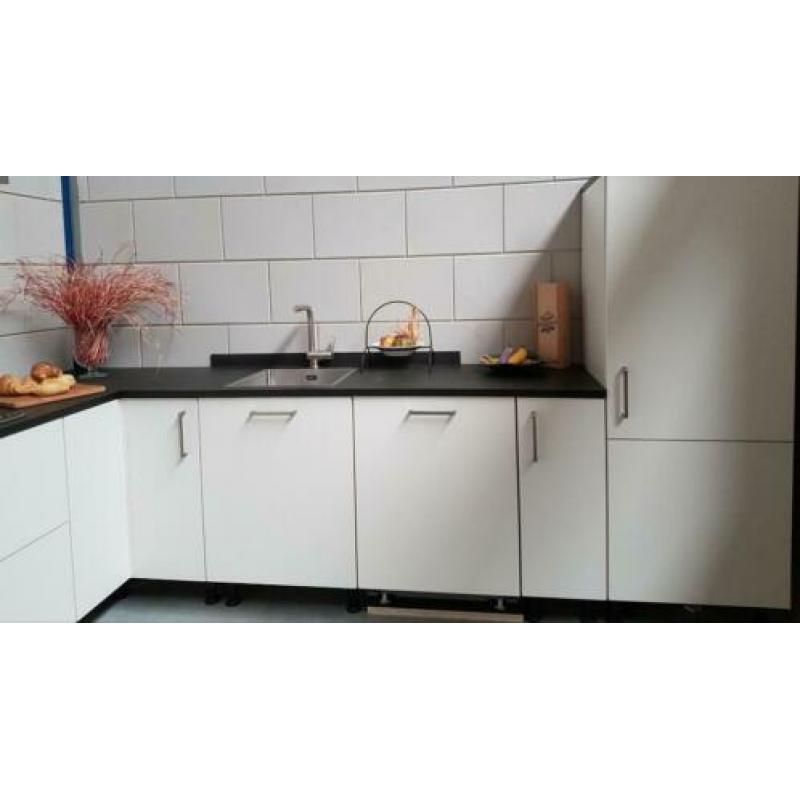 Stuntprijs Showroomkeuken, Keuken magnolia, keramiek blad