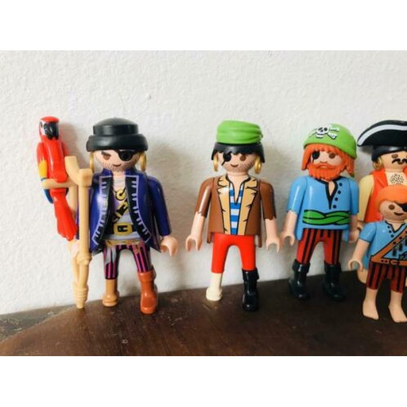 9 piraten, 3 landkaarten, schedel, tonnen en kanonnen.