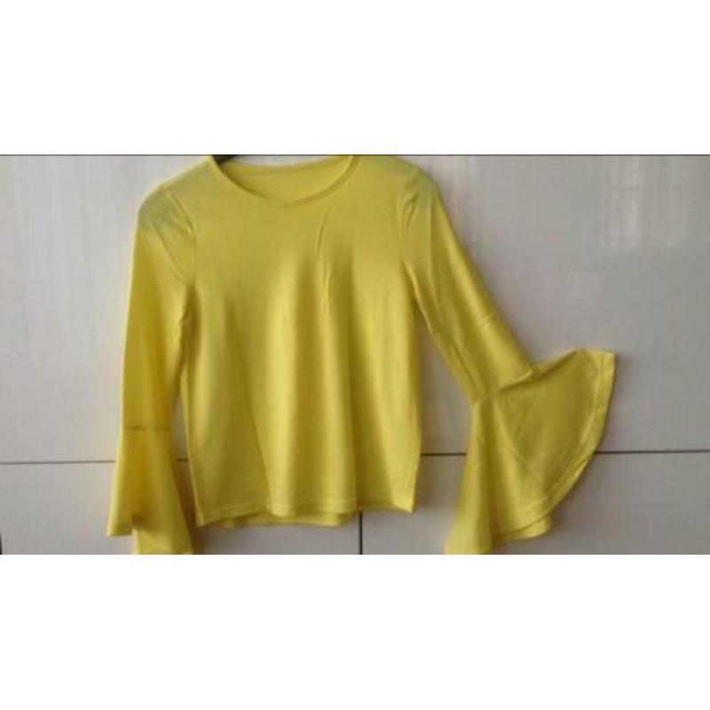 Gele top met trompet mouw, mt:S