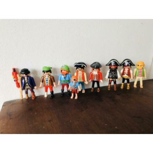 9 piraten, 3 landkaarten, schedel, tonnen en kanonnen.